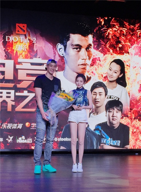 汪小敏出席电竞跨界之夜 现场献花林书豪