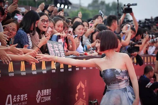 刘青出席丝绸之路电影节闭幕式 水墨长裙尽显中国风范