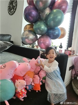 刘畊宏帮女儿小珊珊办生日派对 小泡芙的粉红公主装好可爱