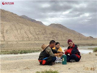 陈辰、张鲁新与藏民畅谈