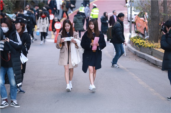 Oh my girl ARin、宇宙少女、多荣等2018参与高考艺人-Dongil Girl’s High School