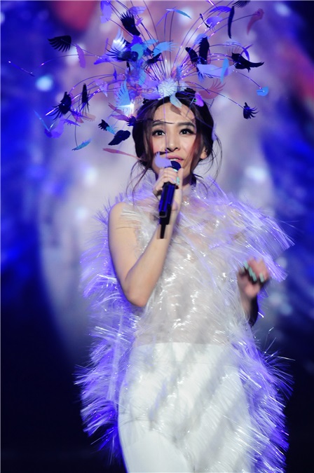田馥甄上海演唱会全场齐唱《小幸运》 大秀上海话Chloe长裙仙气十足