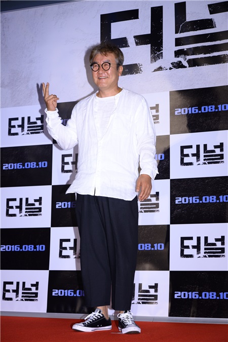 河正宇、裴斗娜等出席了电影《隧道》VIP试映会