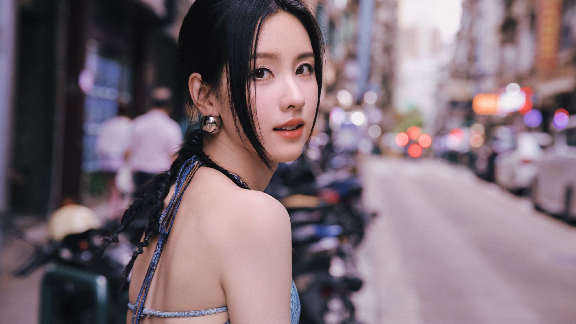 陈都灵豪掷20万现金宠粉 回馈观众庆祝新剧《翘楚》热度破万