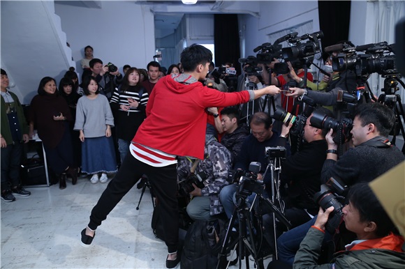 炎亚纶工作拍摄探班