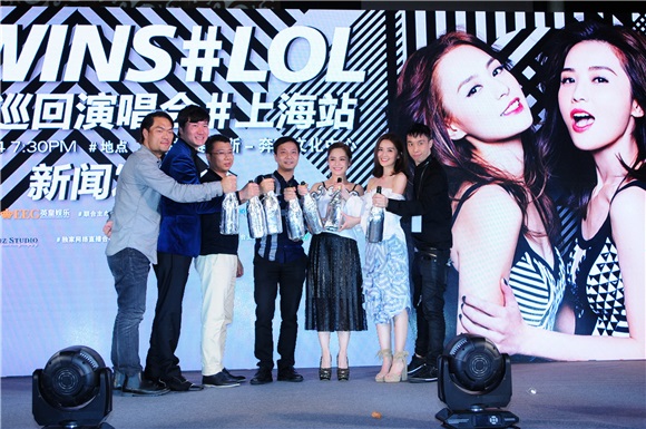 Twins巡回演唱会上海站开启 出道15周年白色姐妹装青春再现