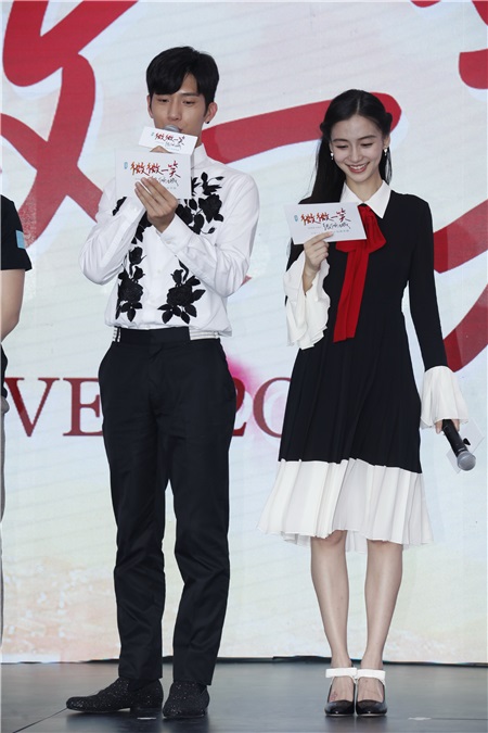 Angelababy与井柏然借位拥吻比爱心 呲牙咧嘴小表情不断一脸暧昧