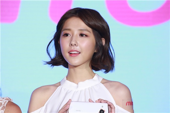邵雨薇、张景岚、许维恩出席美图M6手机记者会