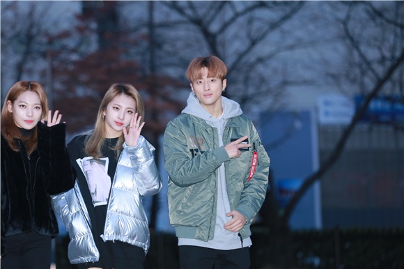 DAY6、KARD、VICTION等参加韩国Music Bank上班路