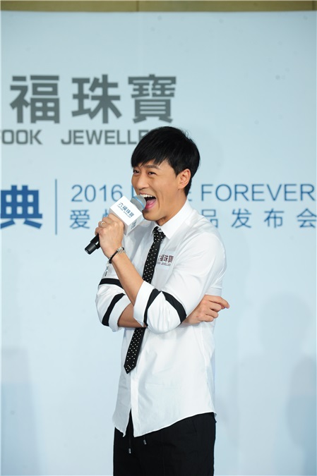林峰白衬衫黑领带经典搭配 亲自为粉丝带项链不怕被「撩」