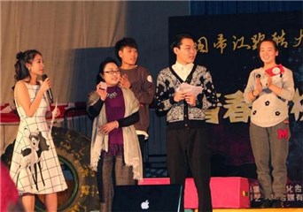 主办方曹钼女士进行大赛颁奖