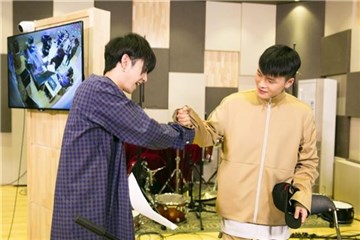 华晨宇与宁桓宇有爱互动 砸你小锤锤
