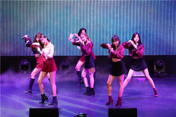 韩国女团APINK开演唱会