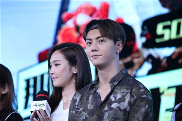 《疯狂小事》七夕浪漫首映 陈伟霆自嘲「单身狗」花式送暖Jessica