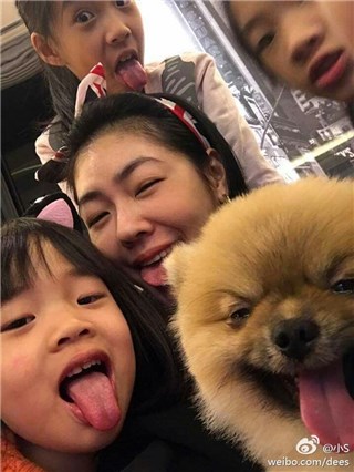 小S开心晒全家福 自嘲过年要变“肉包”