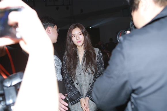 少女时代成员Tiffany、T-ara成员孝敏、SISTAR成员宝拉、演员李善彬等出席2017F/W首尔时装周活动
