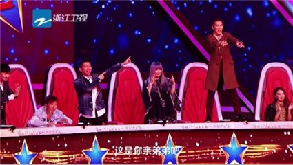 “亲弟弟”震撼演唱让老萧再次跳上桌子