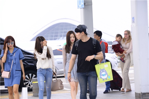 女团APINK 为在日本的
《MBC Korean Music Wave》演唱会现身仁川机场准备出国