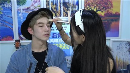 818直播间,杨馥宇十分贴心地为吕博熠化妆