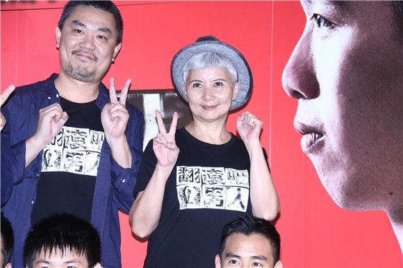 彭于晏站台《翻滚》首映 避八卦问题快闪入场