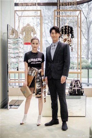 窦骁被拍到与女助理勾肩搭背   网友：不怕何超莲吃醋?