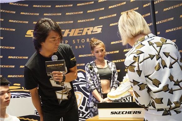 郑伊健与周秀娜出席《SKECHERS旗舰店开幕》