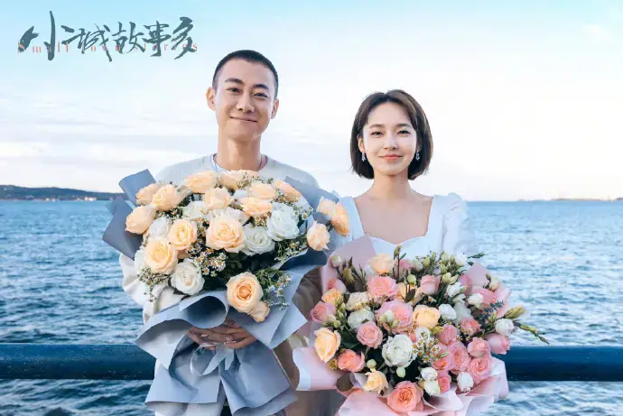 张佳宁直播宣传新剧被闪星CP粉攻击  被辱骂弹幕逼到眼眶通红