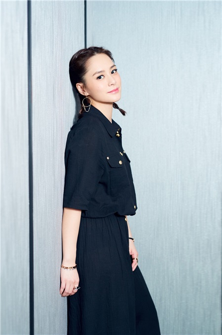 阿娇暖春写真清丽上线 麻花辫甜美出镜尽展青春元气