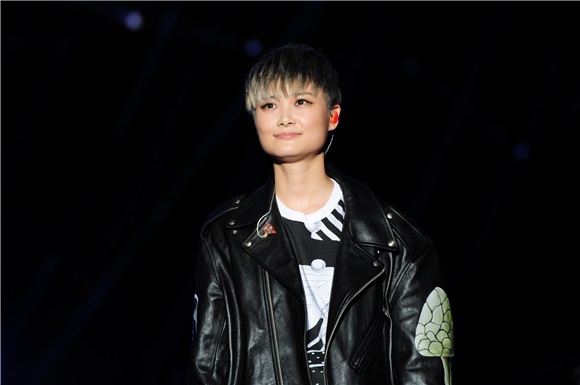 李宇春助阵Echo回声嘉年华音乐节 不畏炎热一袭皮衣帅气现身