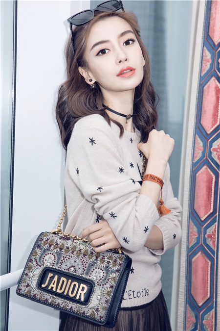 Angelababy上海街头拍大片 都市简约风尽显优雅气质