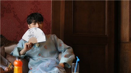 “名角”张艺兴倚靠在沙发上