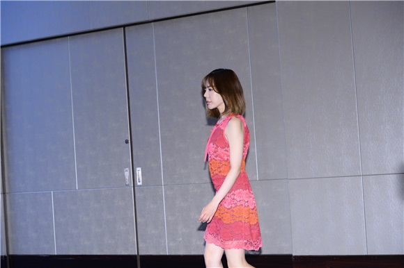 金喜爱、女团少女时代成员Sunny、歌手尹钟信及儿子尹拉益等出席某品牌活动