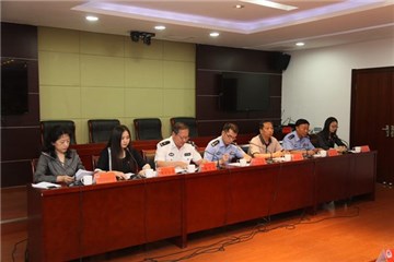 (镇江警方召开新闻通气会现场)
