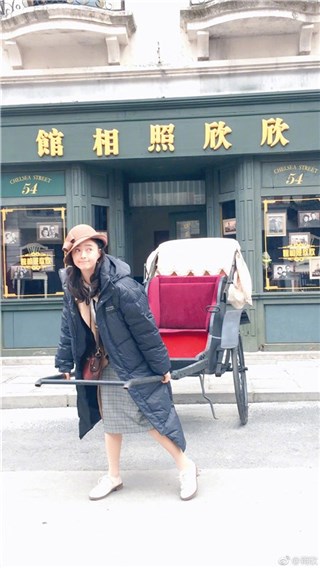 蒋欣片场欢乐多 裹羽绒服变黄包车小妹卖力拉车