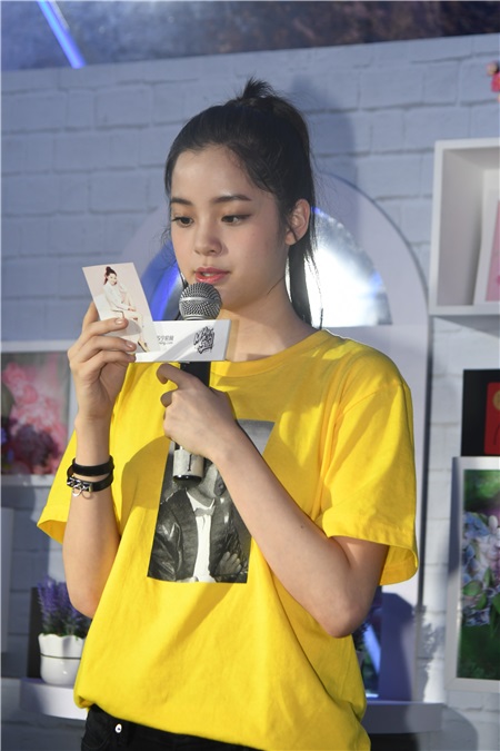 欧阳娜娜现身苏宁快闪店 携众人写纸条为九寨沟的祈福