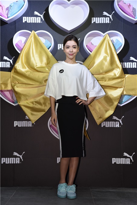 李毓芬出席运动品牌旗舰店开幕活动