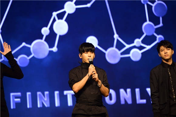 〈Yes 首尔现场〉男团INFINITE在首尔汉南洞举行迷你6辑《INFINITE ONLY》回归纪念Showcase