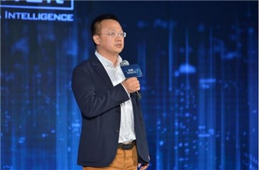 重庆中域财众董事长陈禹铭上台发言