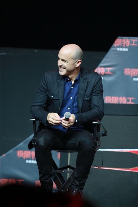 范•迪塞尔来华粉丝疯狂 妮娜不惧寒风秀性感与吴亦凡搞笑互动