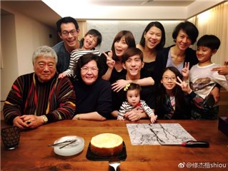 (修杰楷昨晚与家人一起过生日 图/翻摄自修杰楷微博)
