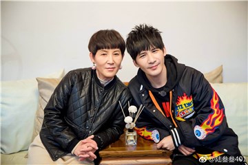大张伟母子宛若复制贴上