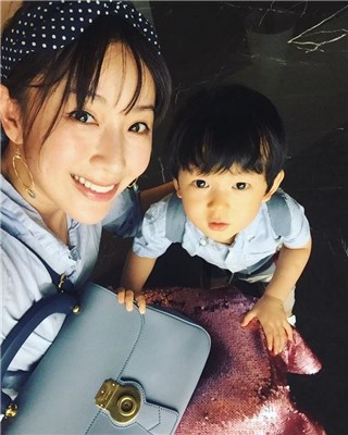 隋棠带儿子与信乐团鼓手聚餐 脚踩高跟鞋带小孩让粉丝直呼太厉害