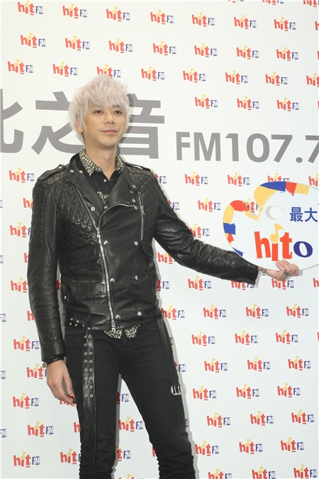 信出席电台活动