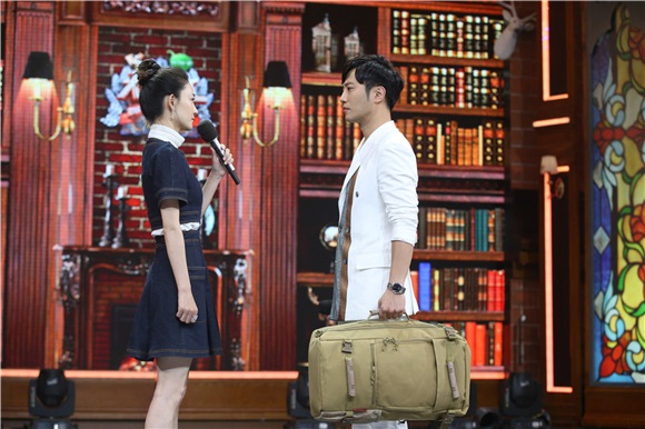 蒋梦婕霸气腿咚《太后》「徐上士」 上演女神美腿杀