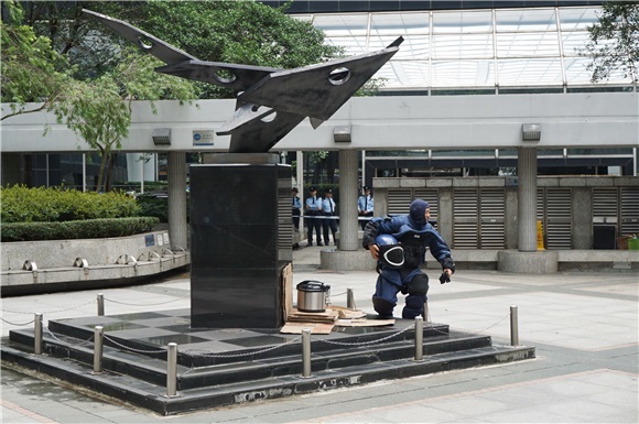 刘德华电影《拆弹专家》拍摄拆炸弹场面