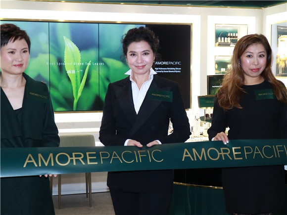 锺楚红出席时代广场AMOREPACIFIC概念店开幕活动