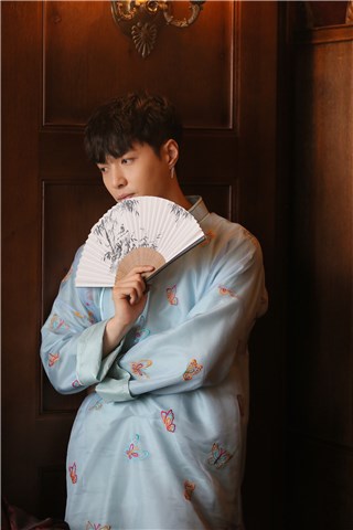 张艺兴变身“名角”