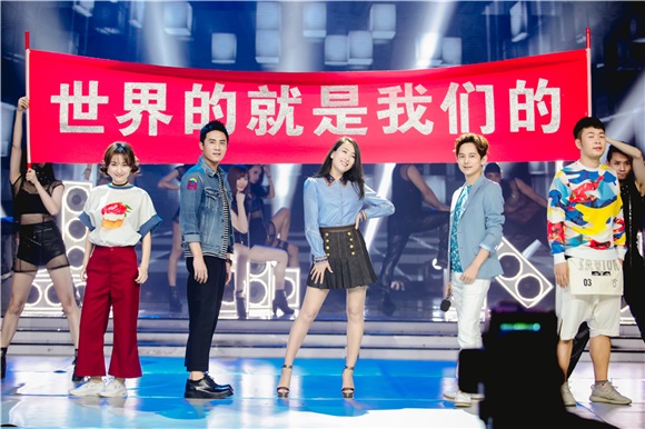 盛一伦秒变招财猫上演反差萌 迪丽热巴遇强风颜值遭「吹」残