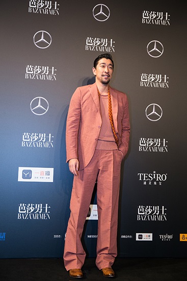 王千源李易峰玩转糖果色 大叔也有粉色「少女心」