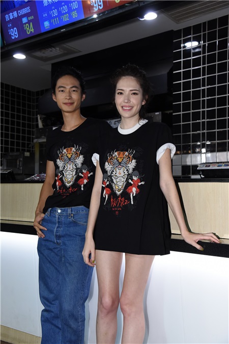 黄河.许伟宁宣传恐怖电影《红衣小女孩2》现身影城担任七夕情人节一日店长